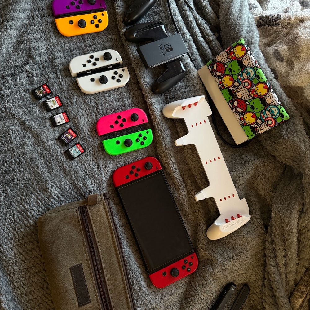 Nintendo Switch OLED Bundle 4 Joy-con sets + 5 Games and 13 xtra gamesDownloaded